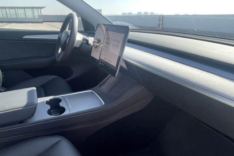 特斯拉 Model Y 2023款 长续航全轮驱动版中控内饰7005