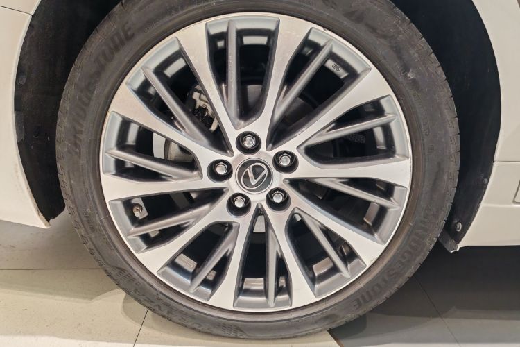 雷克萨斯ES 2020款 300h 臻享版局部细节9001