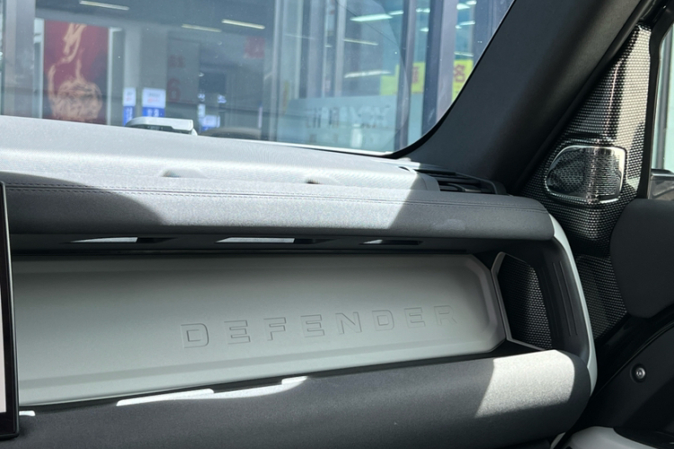 路虎卫士 2023款 90 3.0T P400 XS局部细节9012