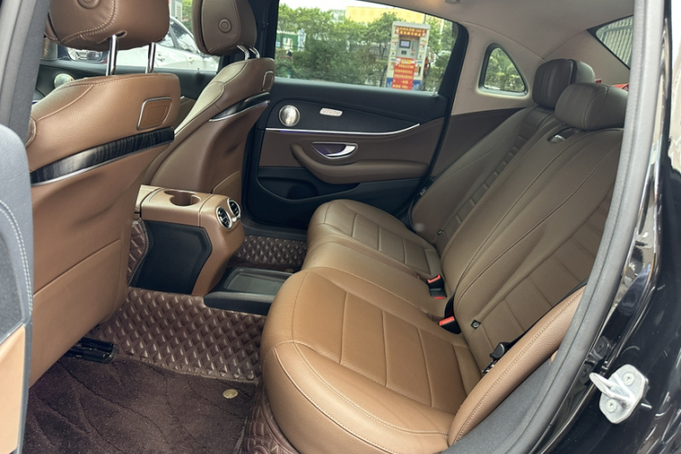 奔驰E级 2019款 E 200 L 运动型中控内饰7006