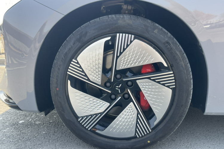 红旗EH7 2025款 640 四驱 智选版车身外观6002