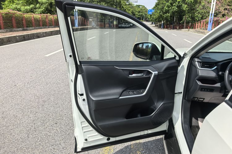 丰田 RAV4荣放 2020款 2.0L CVT四驱尊贵版中控内饰7006