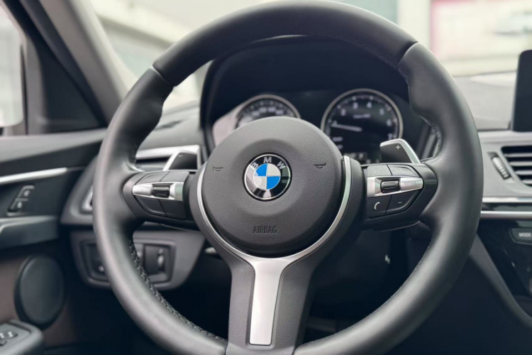 宝马1系 2019款 120i 领先型M运动套装车身外观6012