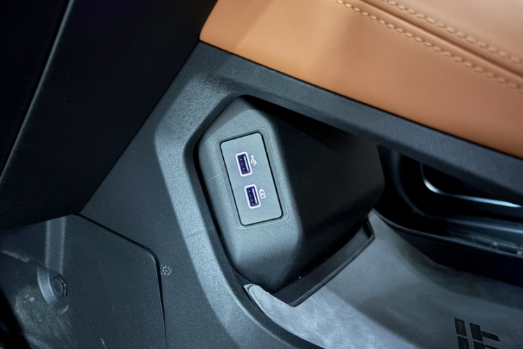 捷途山海L7 2024款 1.5T 120km ULTRA 7座中控内饰7011