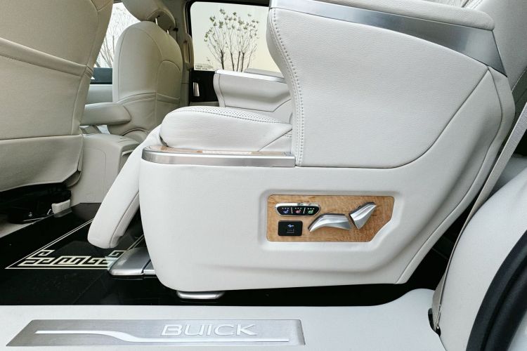 别克GL8 2020款 陆上公务舱 652T 尊贵型中控内饰7004