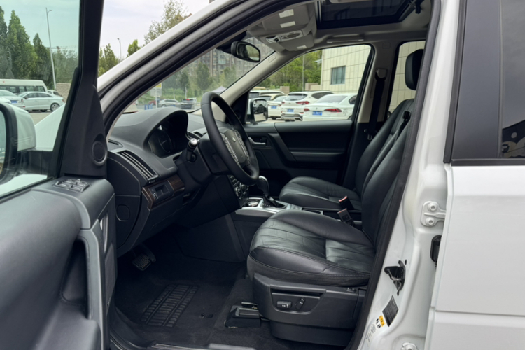 路虎 神行者2 2013款 2.2T SD4 SE柴油版中控内饰7004