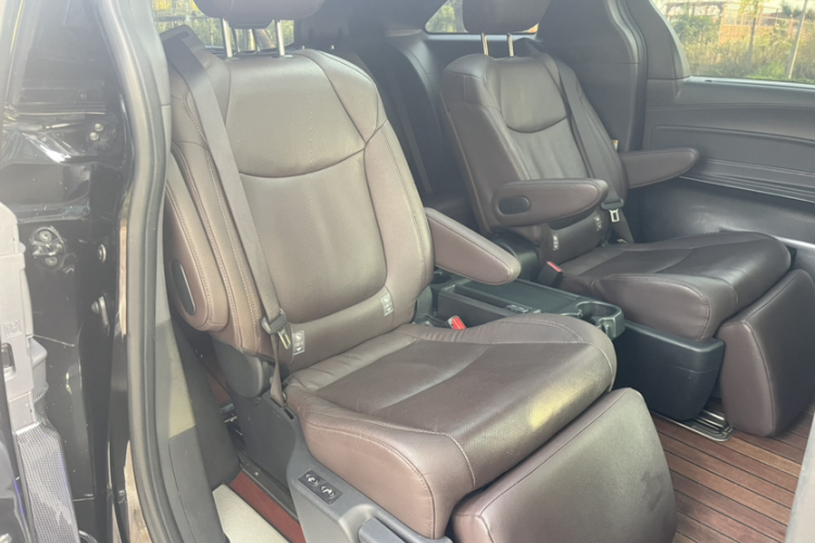 丰田 赛那SIENNA 2021款 2.5L混动 铂金版中控内饰7014