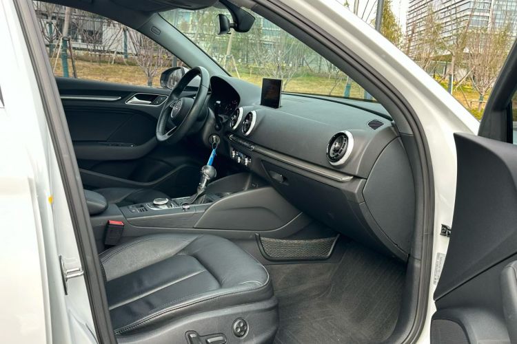 奥迪A3 2018款 30周年年型 Limousine 35 TFSI 风尚型中控内饰7002