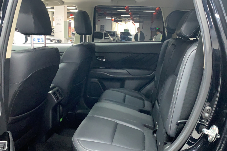 三菱 欧蓝德 2019款 2.4L 四驱致享版 5座 国V中控内饰7002