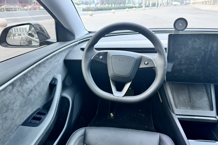 特斯拉 Model 3 2023款 长续航全轮驱动版中控内饰7002