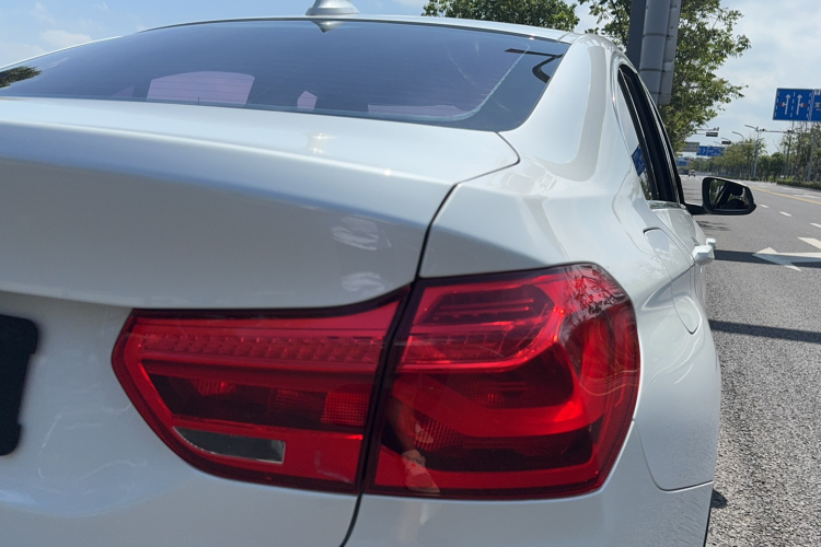 宝马1系 2020款 120i 时尚型车身外观6010