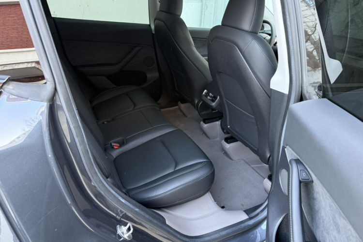 特斯拉 Model Y 2022款 改款 后轮驱动版中控内饰7001