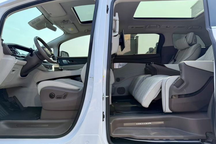 腾势D9 2022款 DM-i 970 四驱尊荣型中控内饰7010