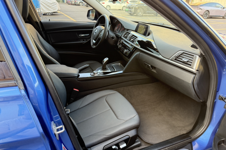 宝马3系 2017款 320Li M运动型中控内饰7005