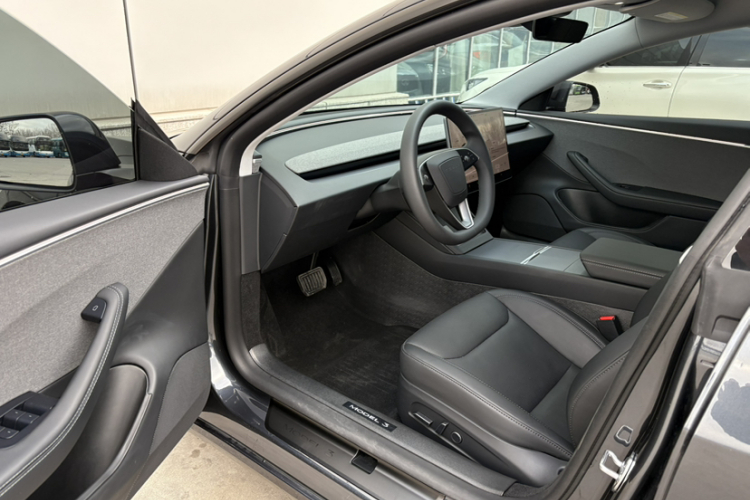 特斯拉 Model 3 2023款 后轮驱动版中控内饰7001