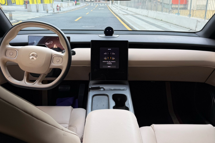 蔚来ET5 2022款 75kWh中控内饰7004