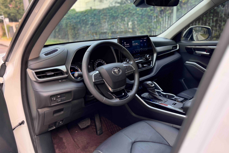丰田 汉兰达 2022款 双擎 2.5L 两驱尊贵版 7座中控内饰7013
