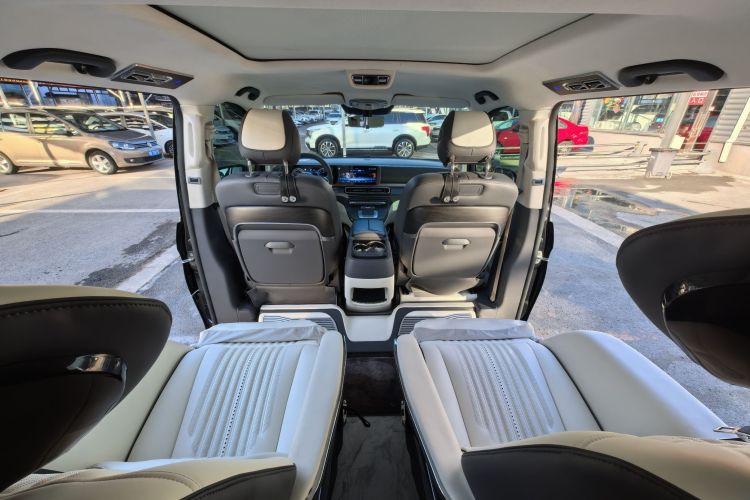 奔驰V级 2024款 V 300 L 长轴距尊贵版中控内饰7002