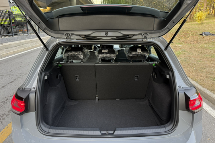 大众 高尔夫 2025款 改款二 300TSI R-Line中控内饰7008