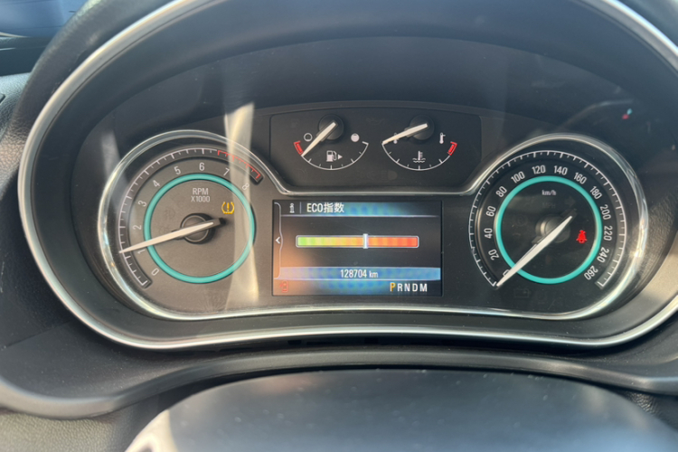 别克 君威 2014款 GS 2.0T 豪情运动版中控内饰15