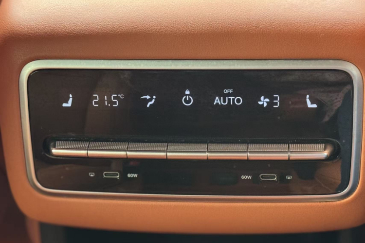 理想汽车 理想L8 2023款 Pro中控内饰7010