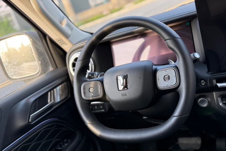 坦克300 2025款 2.4T 柴油版中控内饰7002