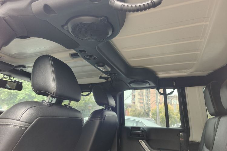 Jeep 牧马人 2015款 3.0L Sahara 四门舒享版中控内饰7001