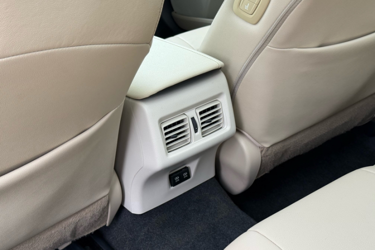 丰田 凯美瑞 2019款 2.5G 豪华版 国VI中控内饰7012