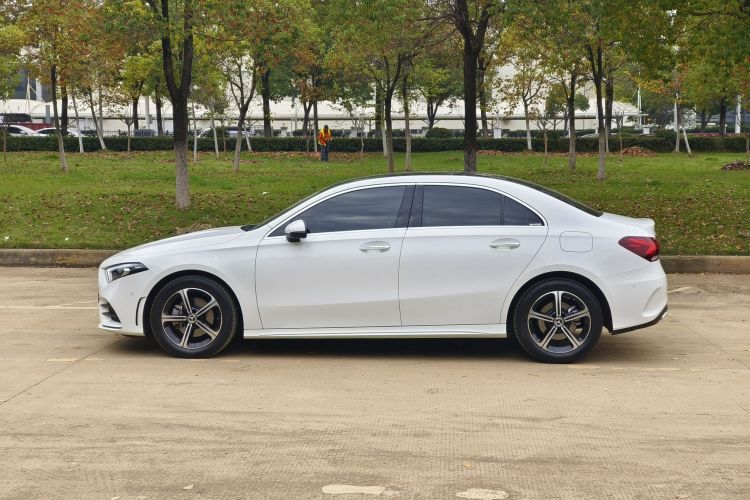 奔驰A级 2022款 改款三 A 200 L 运动轿车时尚型车身外观6003