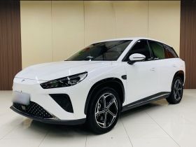 哪吒汽车 哪吒L 2024款 增程 220 闪充版