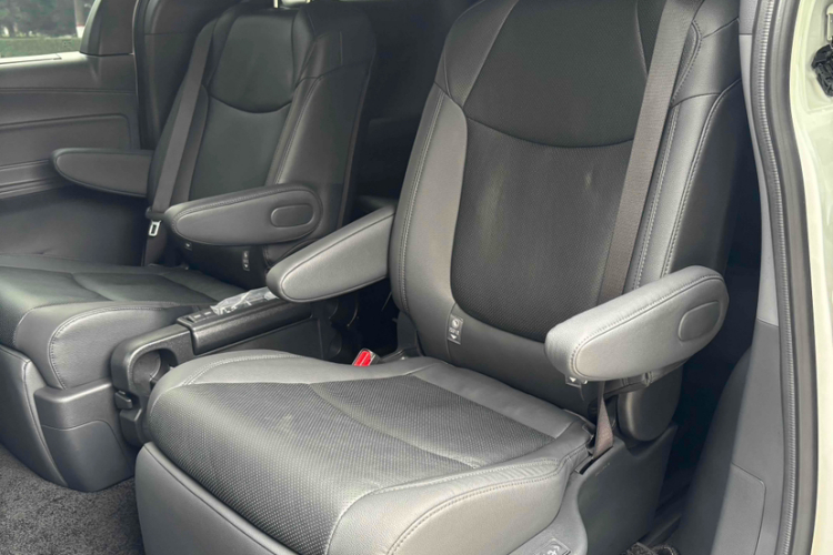 丰田 格瑞维亚 2023款 2.5L混动 旗舰VIP版中控内饰7011