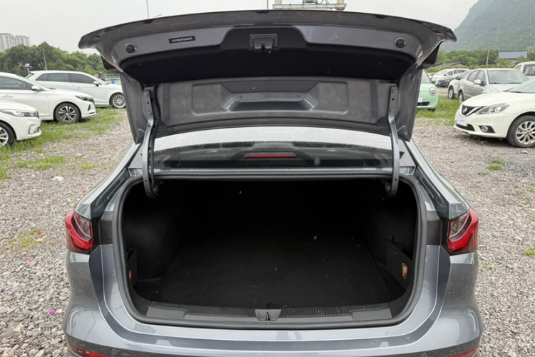 荣威i5 2023款 1.5L CVT尊荣版中控内饰7004