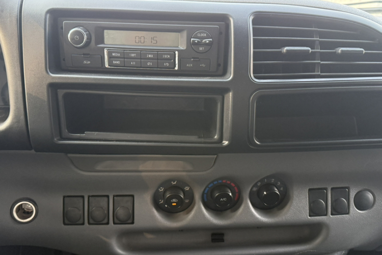 江铃 特顺 2019款 2.8T商运型短轴中顶6座国VI JX493局部细节16