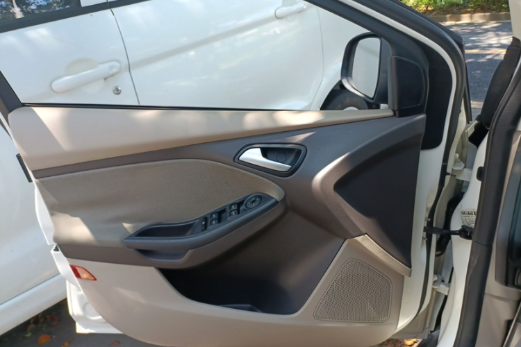 福特 福克斯 2012款 三厢 1.6L 自动舒适型中控内饰7005