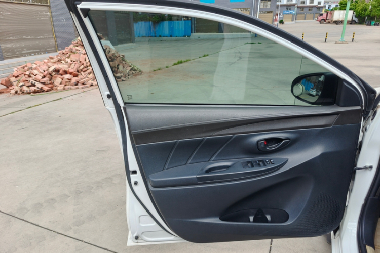 丰田 威驰 2016款 1.5L 自动智臻星耀版中控内饰7007