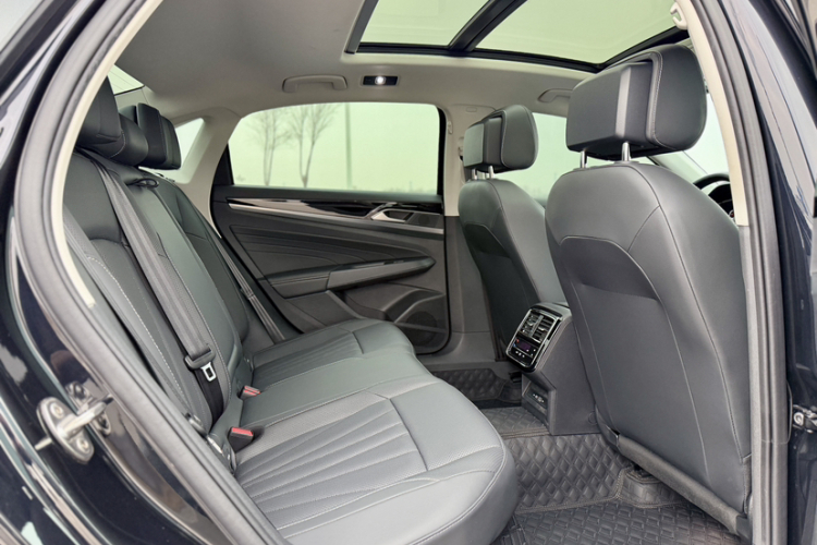 大众 帕萨特 2025款 出众款 380TSI 星空龙腾版中控内饰7003