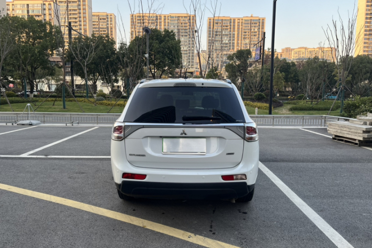 三菱 欧蓝德(进口) 2013款 2.4L 四驱豪华导航版 7座车身外观6005