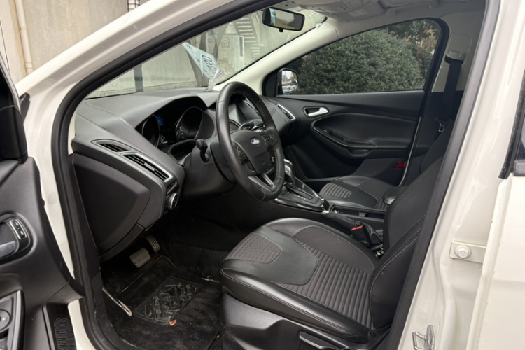 福特 福克斯 2018款 三厢经典 EcoBoost 125 自动超能风尚型智行版中控内饰7007