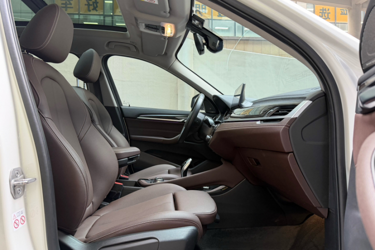 宝马X1 2022款 改款 xDrive25Li 尊享型中控内饰7005