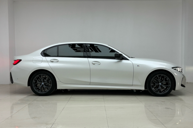 宝马3系 2025款 330Li M运动曜夜套装车身外观6002