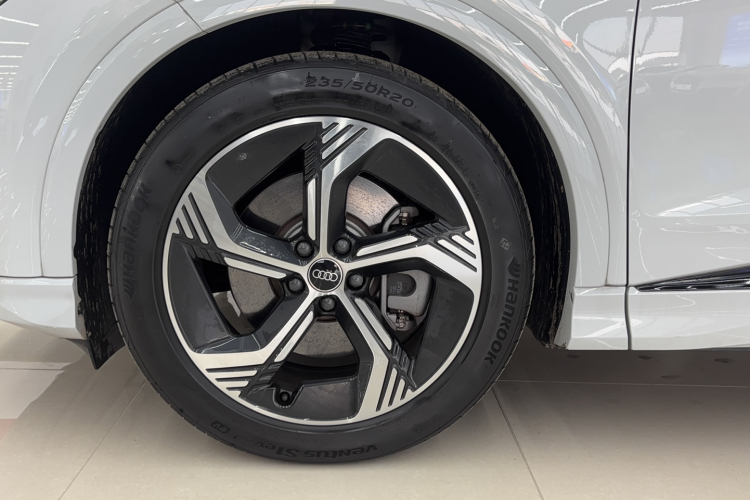 奥迪Q4 e-tron 2024款 50 e-tron quattro 创境曜夜版车身外观6005