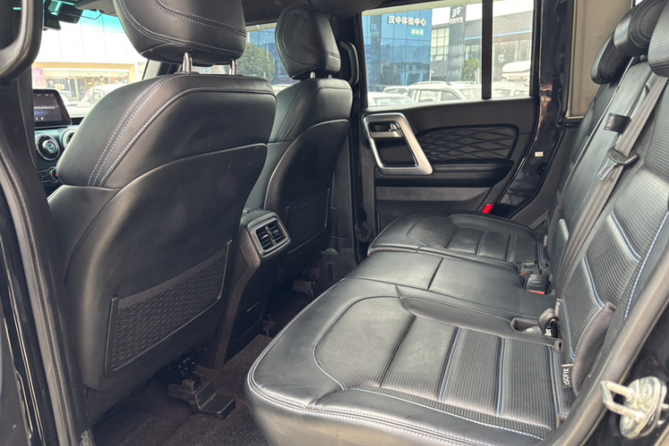 北京BJ40 2018款 PLUS 2.3T 自动四驱尊享版 国V中控内饰7001