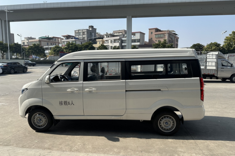 SRM鑫源 好运 2025款 标准型 宁德38.64kWh 270KM 6座车身外观6002