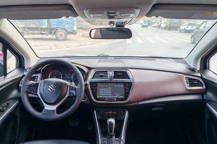 铃木 骁途 2017款 1.6L CVT两驱都市进取型中控内饰7003