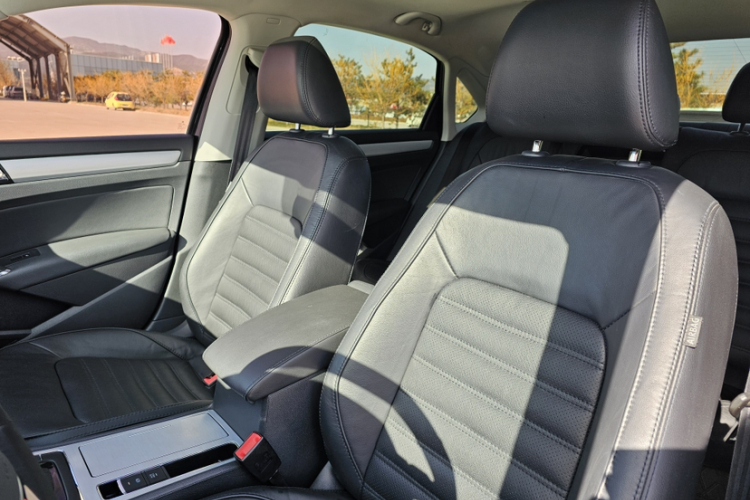 大众 帕萨特 2015款 1.8TSI DSG御尊版中控内饰7004