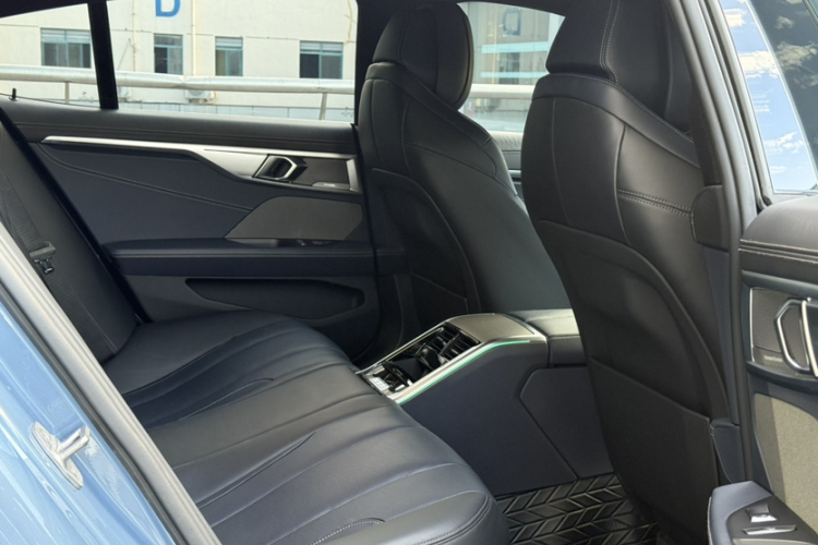 宝马8系 2021款 改款 840i 四门轿跑车 M运动套装中控内饰7006