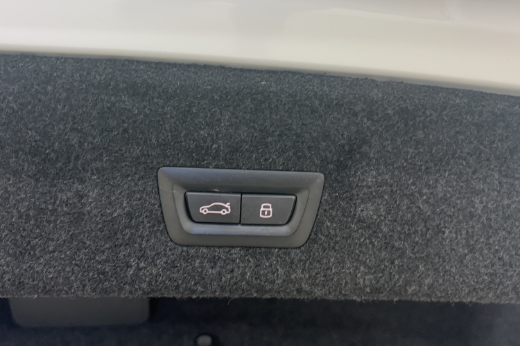 宝马3系 2024款 325Li M运动曜夜套装车身外观6006