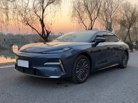 吉利银河 银河星耀8 2025款 130km EM-i 尊享版