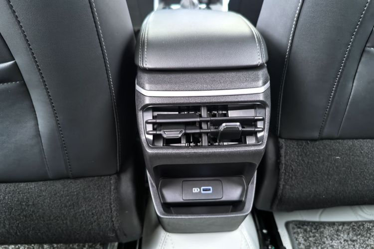 吉利汽车 帝豪 2025款 第4代 1.5L CVT龙腾版中控内饰7005