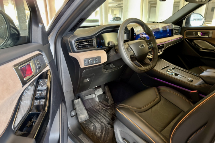 福特 探险者 2024款 2.3T EcoBoost 昆仑巅峰版 6座中控内饰7008
